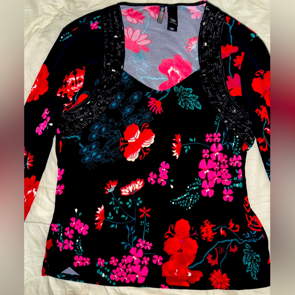 Long sleeve shirt with black jewels